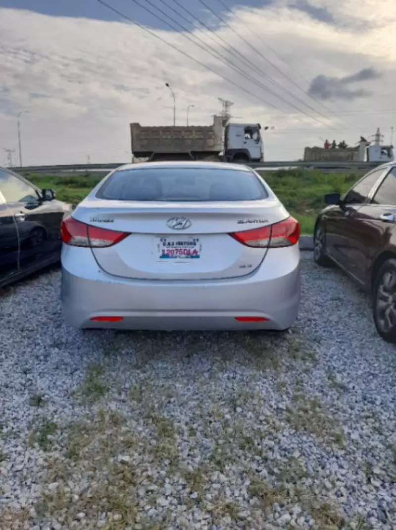 Hyundai Elantra   - 2013