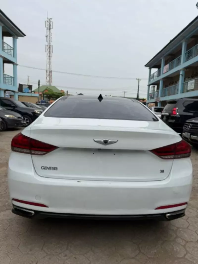 Hyundai Genesis - 2015