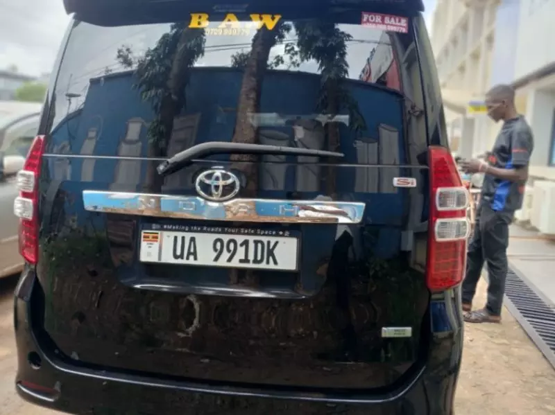 Toyota Noah   - 2012