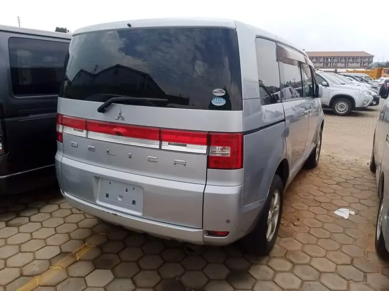 Mitsubishi Delica    - 2012