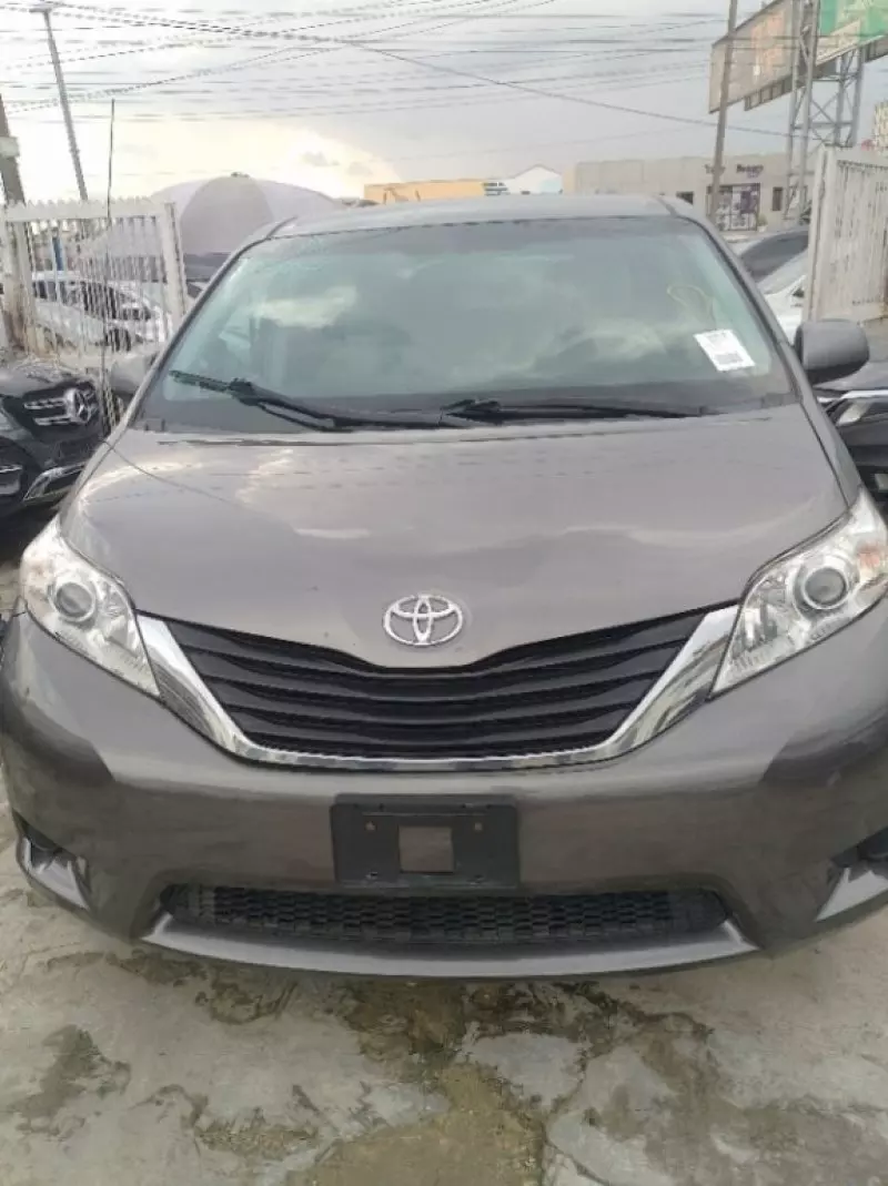 Toyota Sienna   - 2011