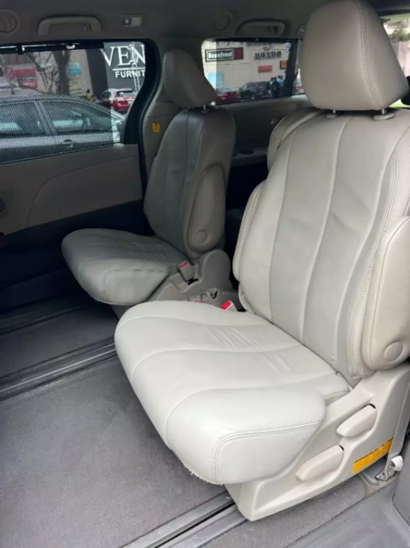 Toyota Sienna - 2013