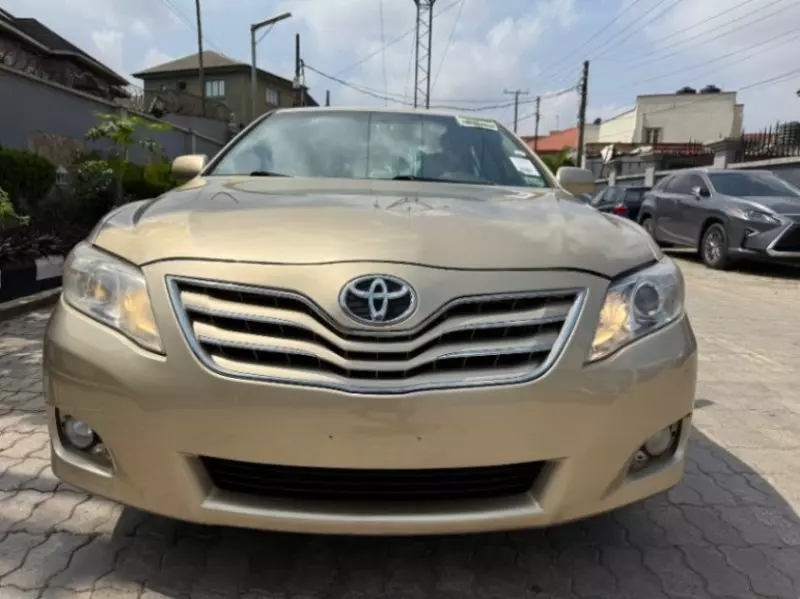 Toyota Camry   - 2011