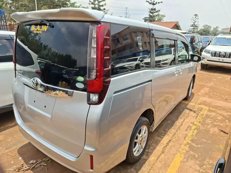 Toyota Noah   - 2014