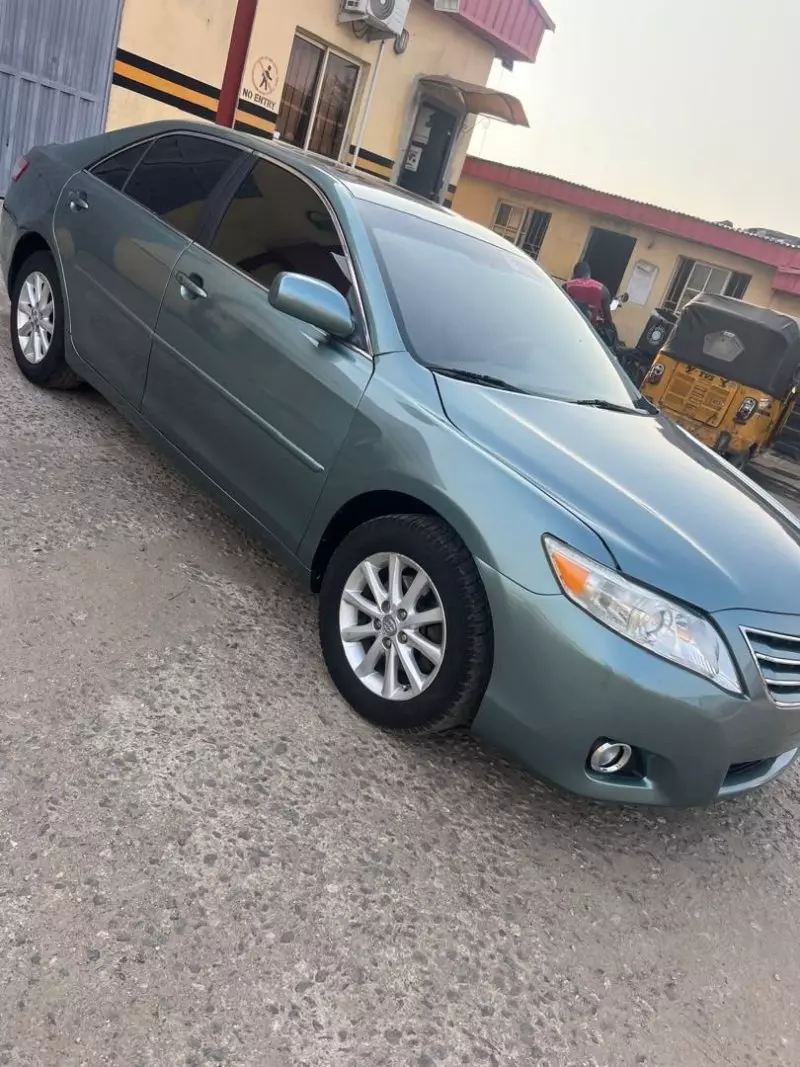 Toyota Camry   - 2011
