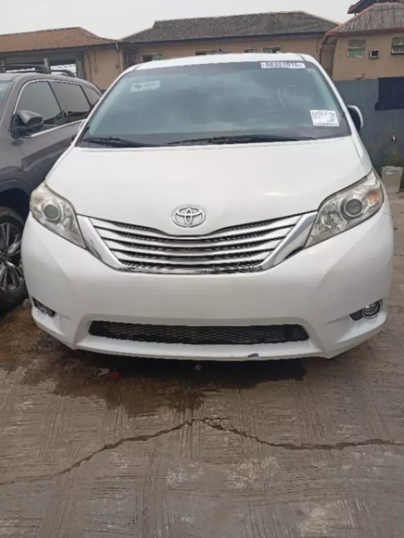Toyota Sienna   - 2011