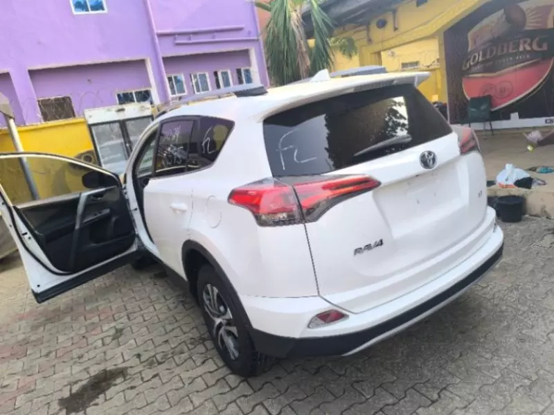 Toyota RAV4   - 2017