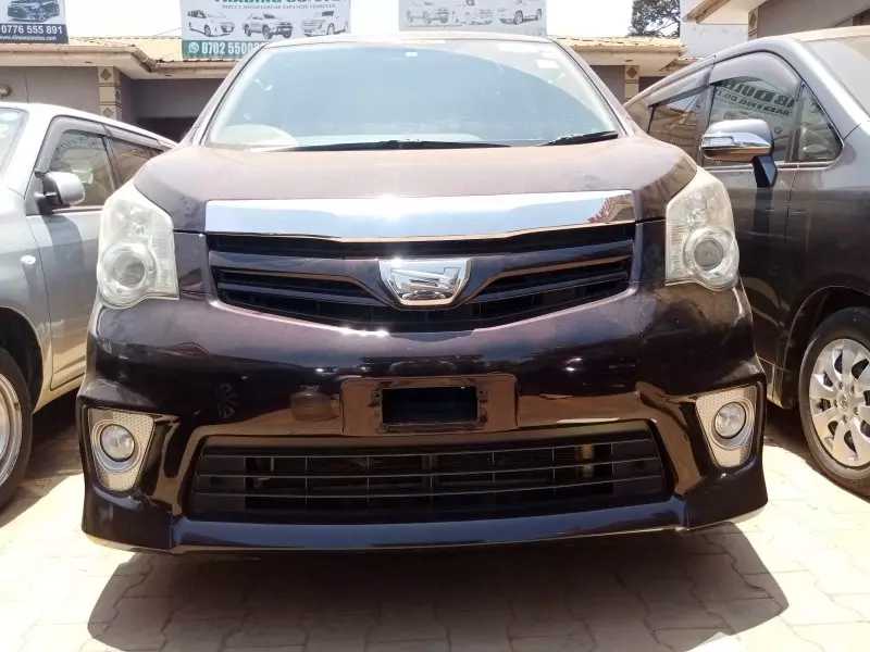 Toyota Noah   - 2011