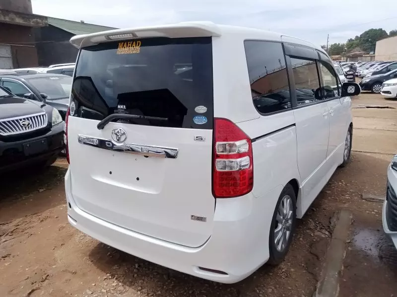 Toyota Noah   - 2012