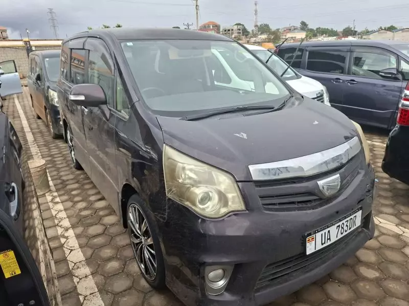 Toyota Noah   - 2012