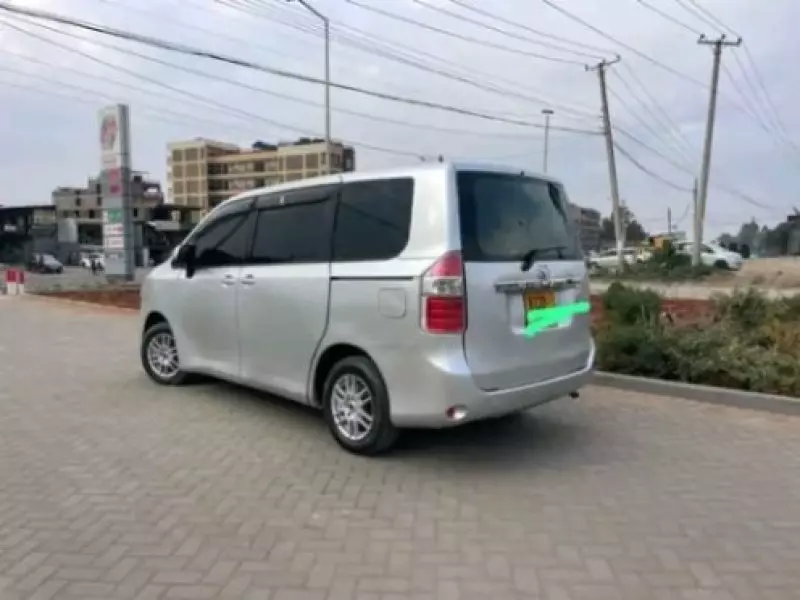 Toyota Noah   - 2009