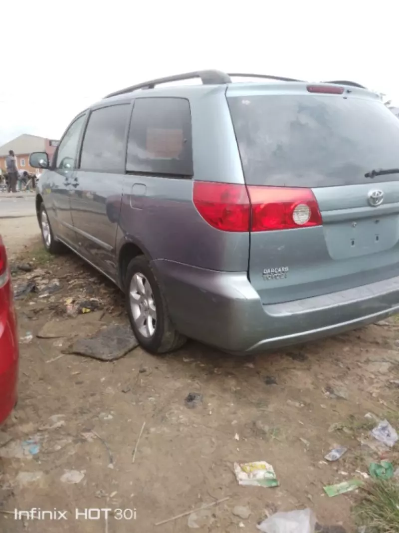 Toyota Sienna   - 2006