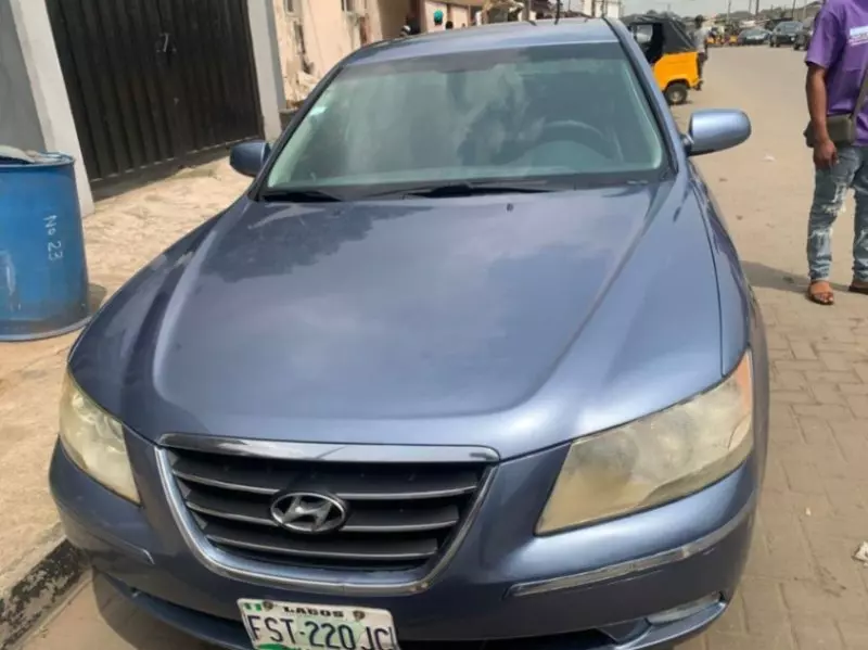 Hyundai Sonata   - 2010