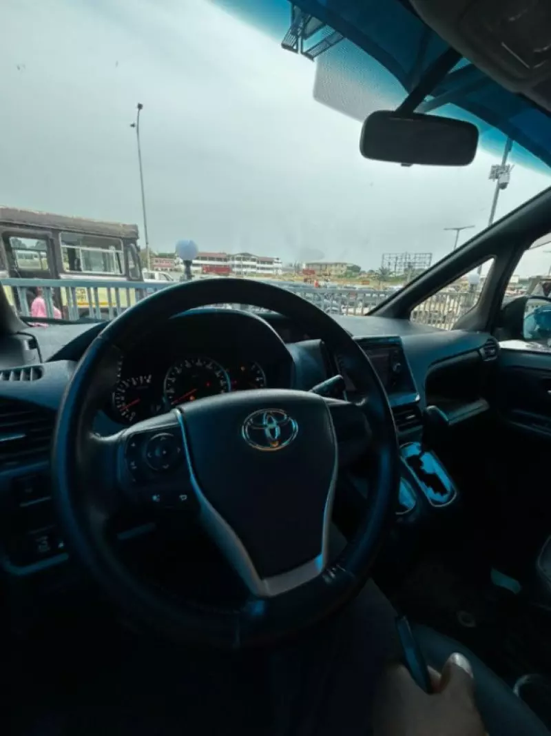 Toyota Voxy    - 2014