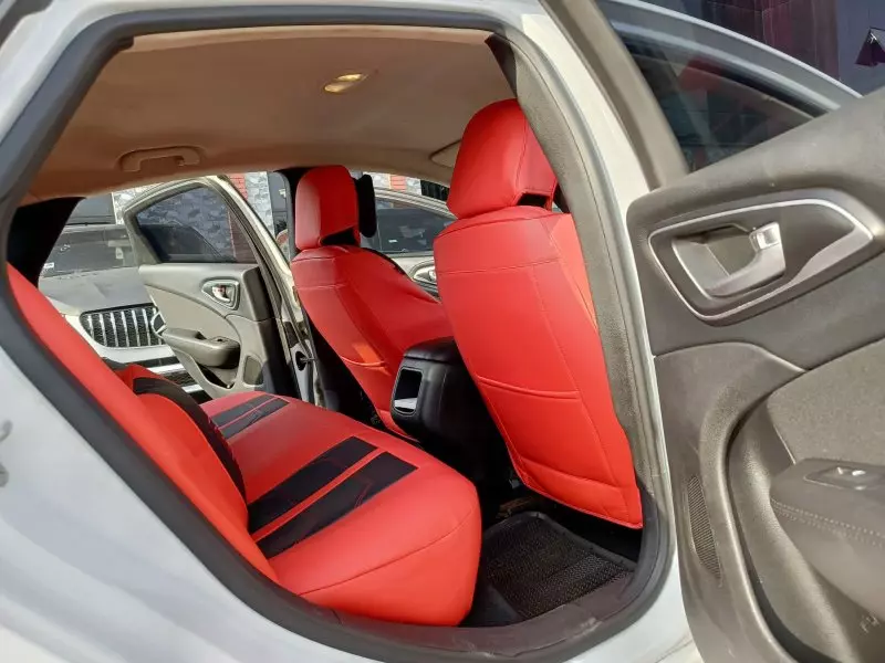 Chrysler 200   -