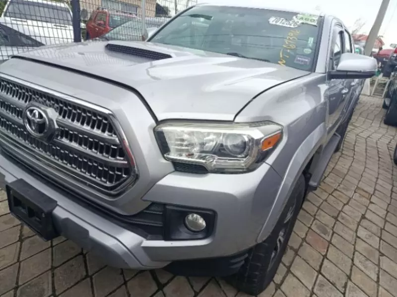 Toyota Tacoma   - 2017