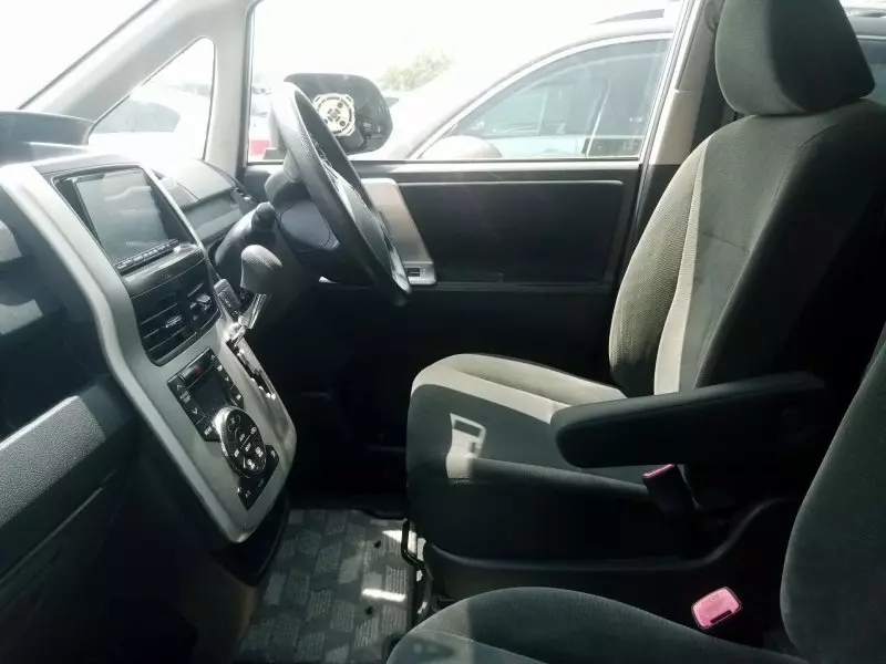 Toyota Noah   - 2012