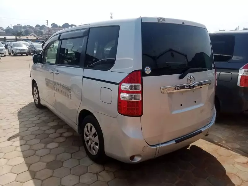 Toyota Noah   - 2012