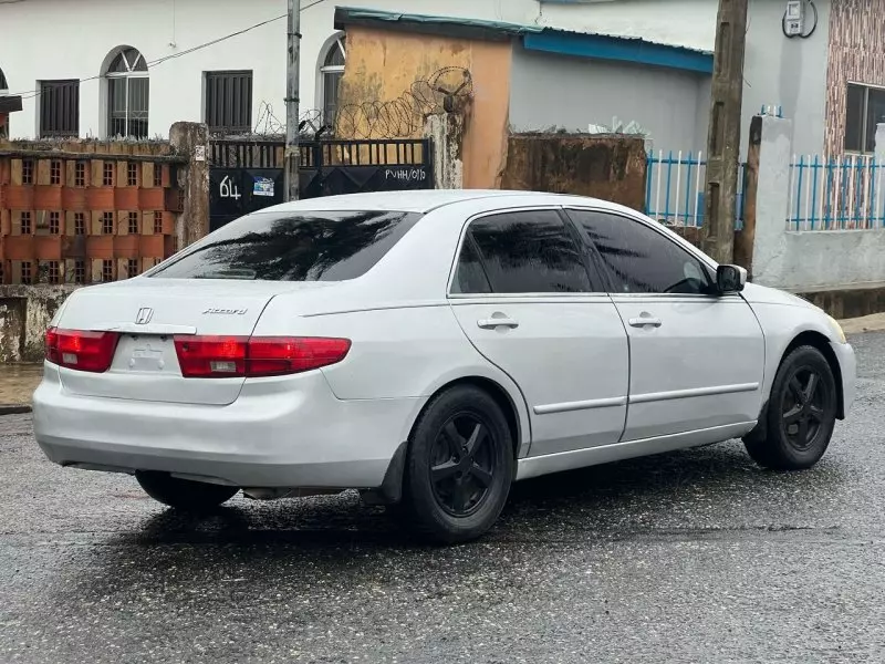 Honda Accord   - 2005