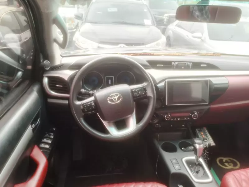 Toyota Hilux    - 2017