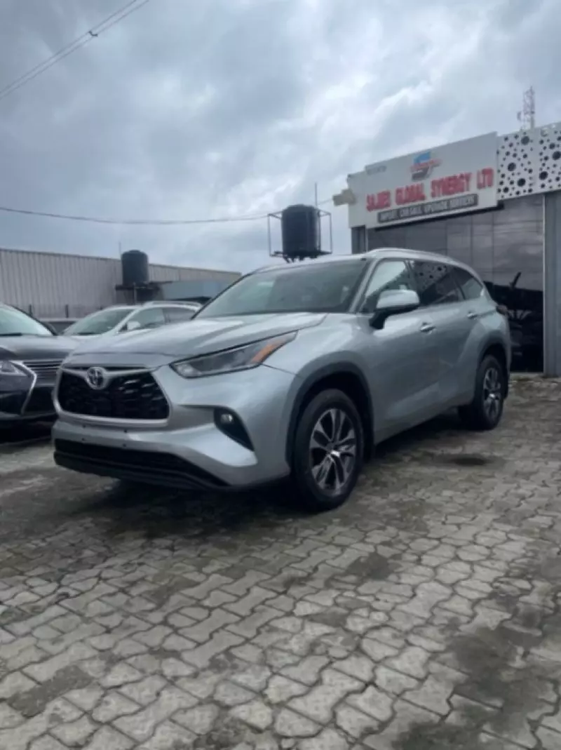 Toyota Highlander   - 2021