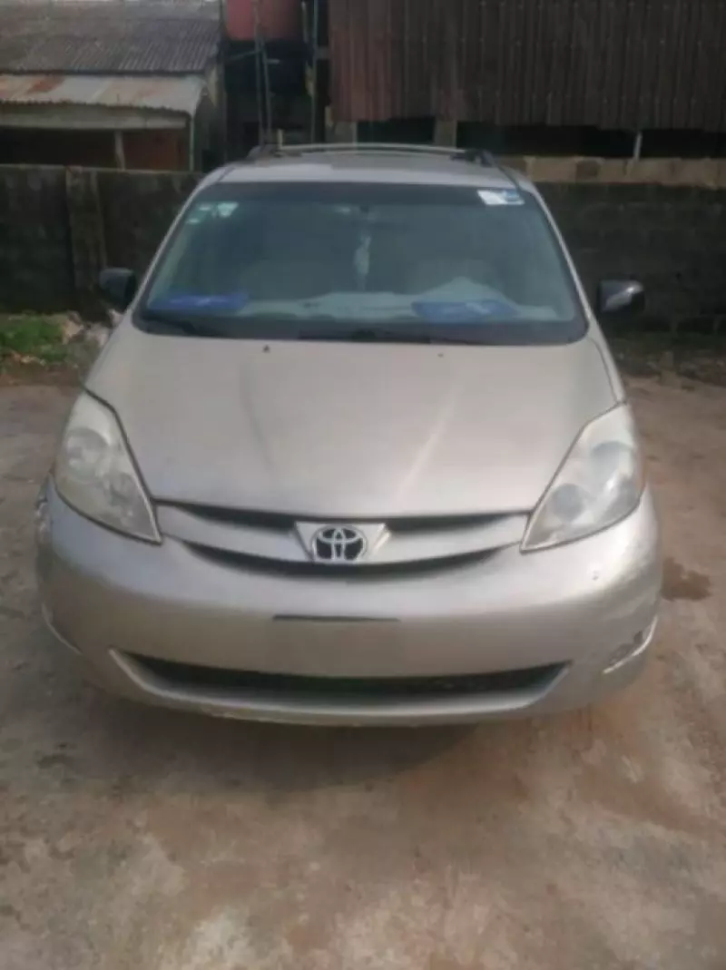 Toyota Sienna   - 2009