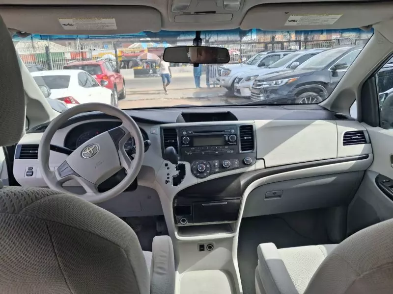 Toyota Sienna   - 2011