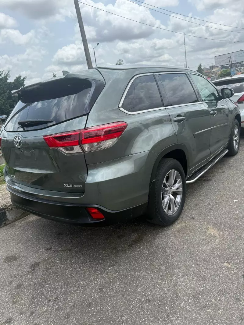 Toyota Highlander   - 2015