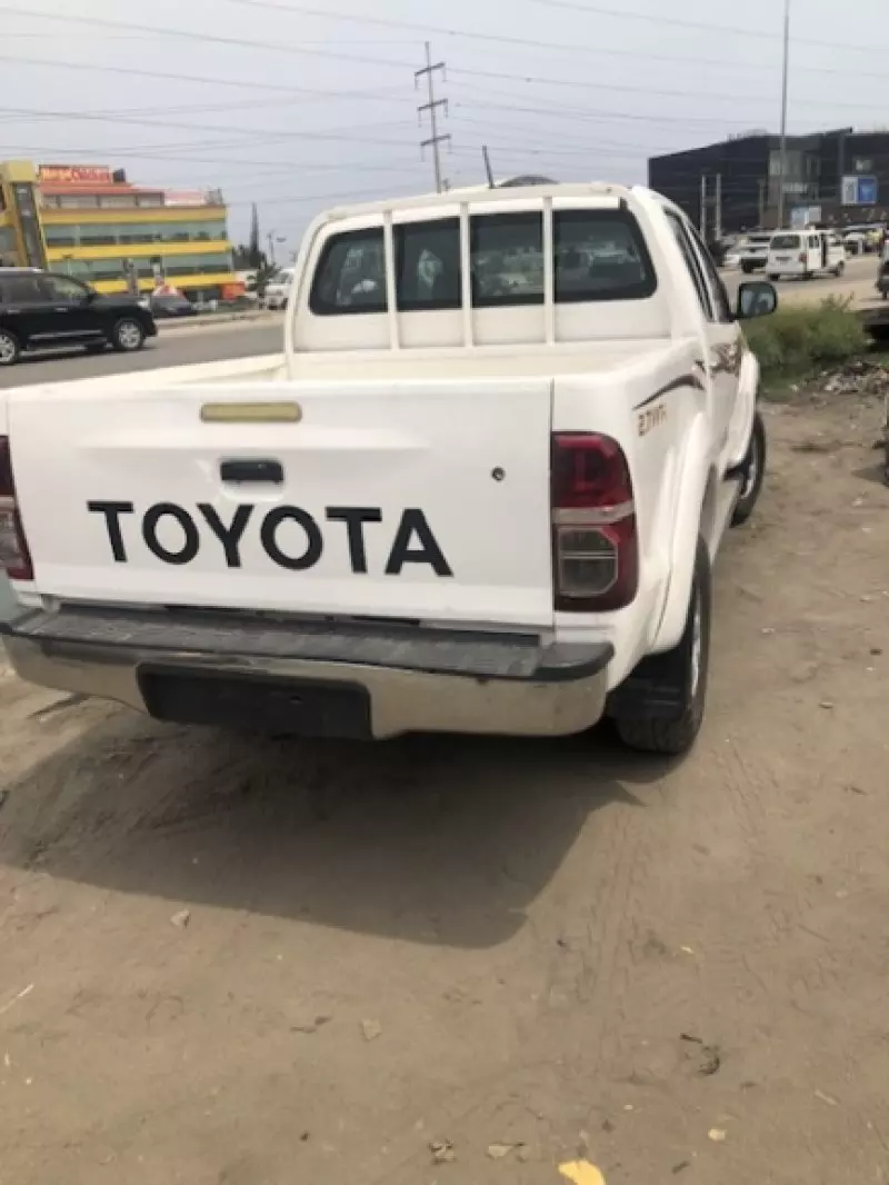 Toyota Hilux   - 2014