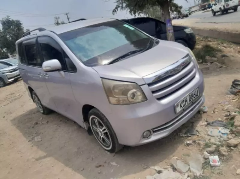 Toyota Noah   - 2008