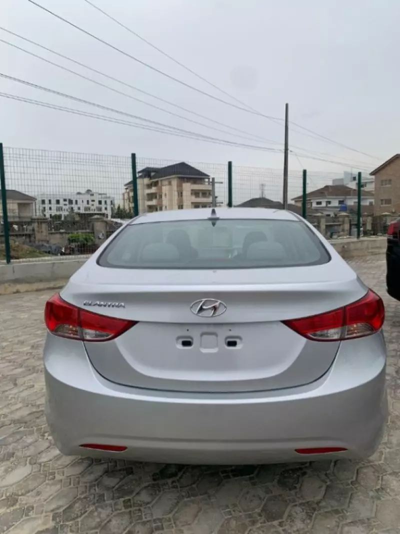 Hyundai Elantra   - 2012