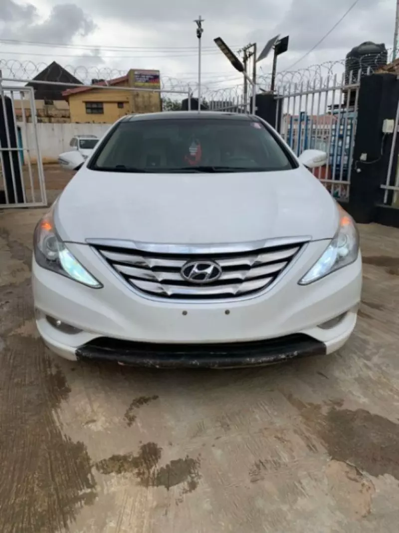 Hyundai Sonata   - 2012