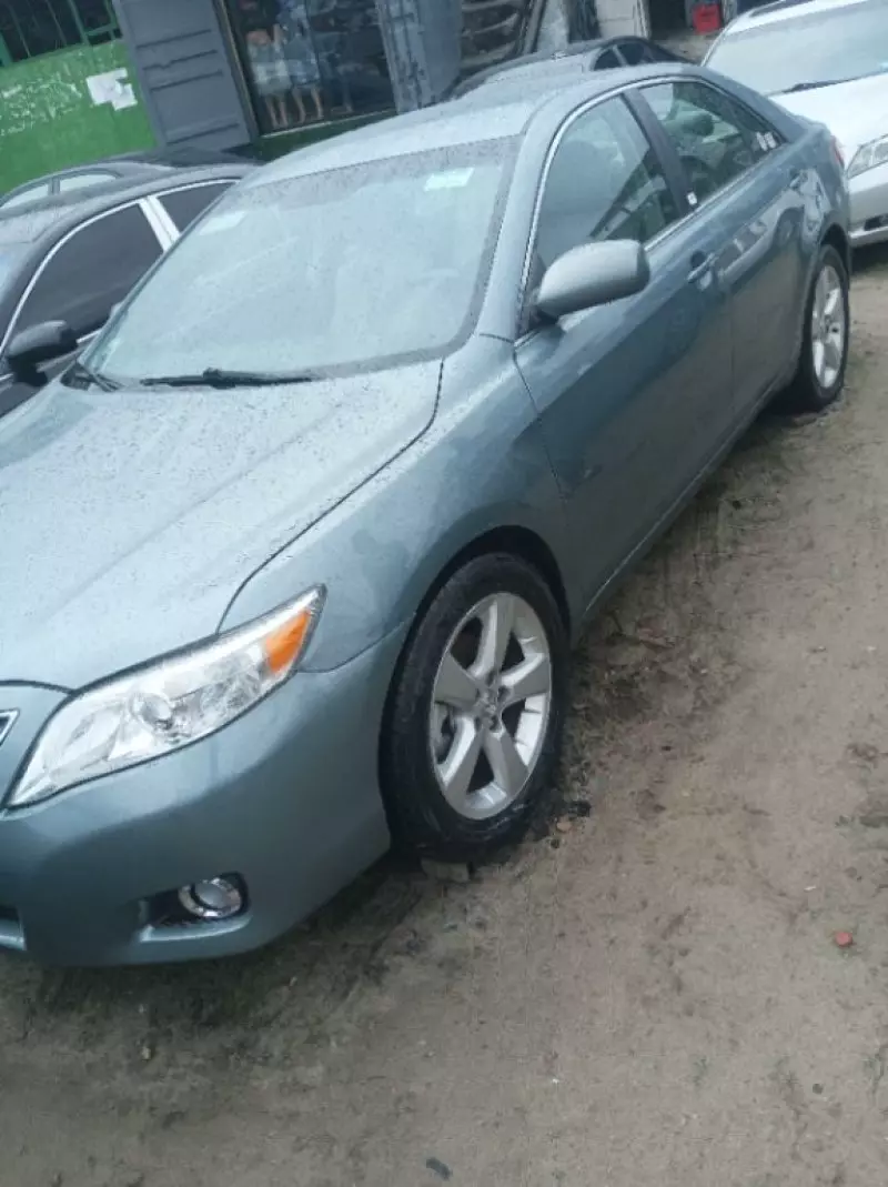 Toyota camry   - 2010