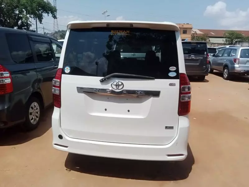 Toyota Noah   - 2012