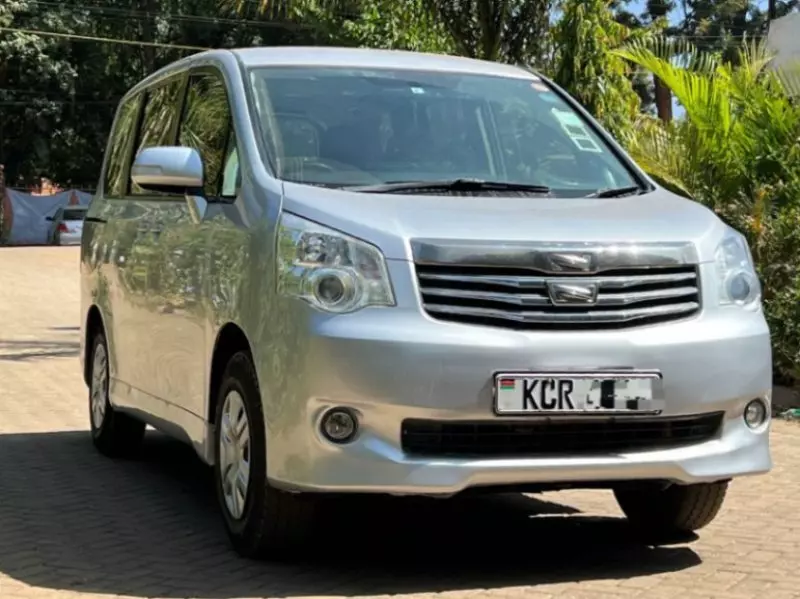 Toyota Noah   - 2012