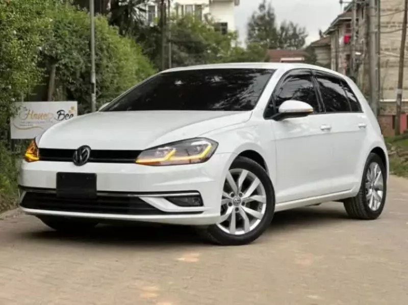 Volkswagen Golf   - 2016