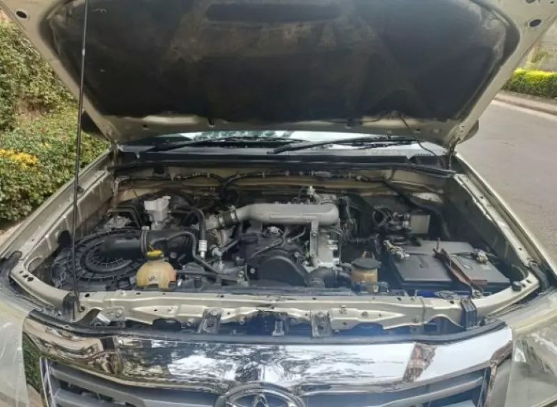 Toyota Hilux   - 2015