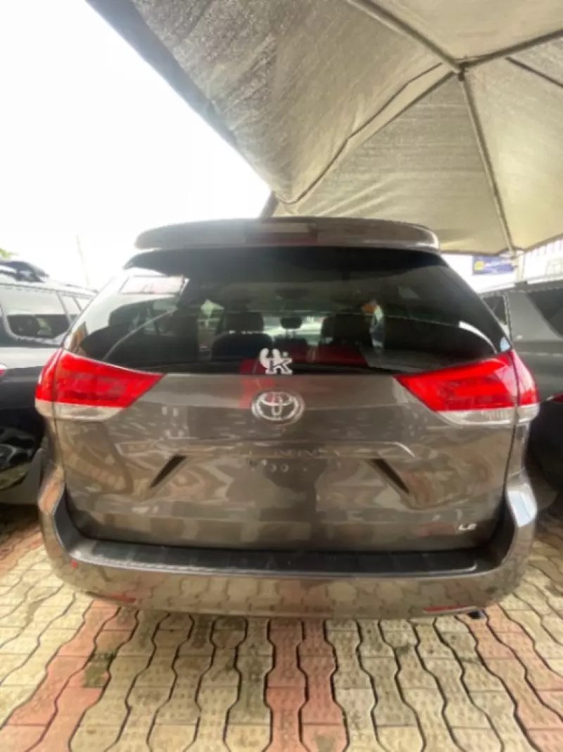 Toyota Sienna   - 2010