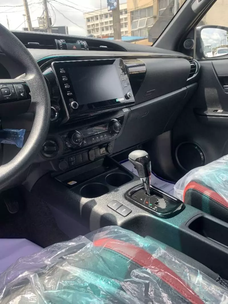 Toyota Hilux   - 2025