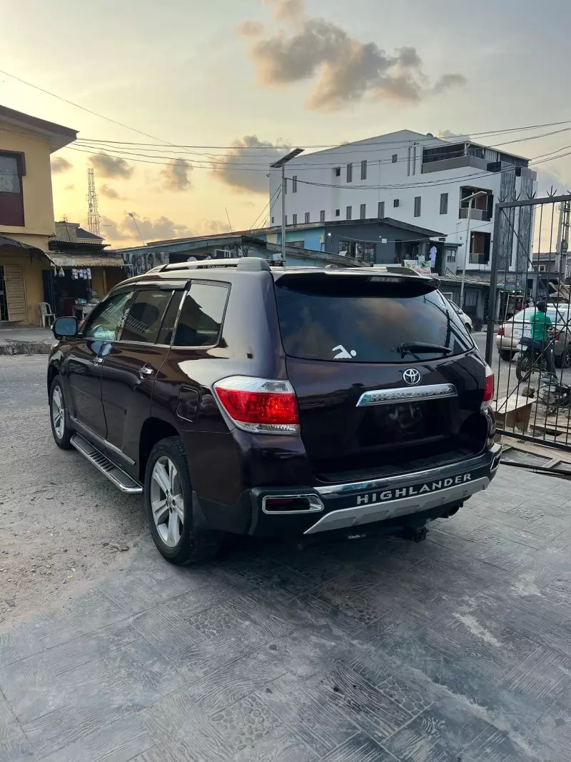 Toyota Highlander   - 2013
