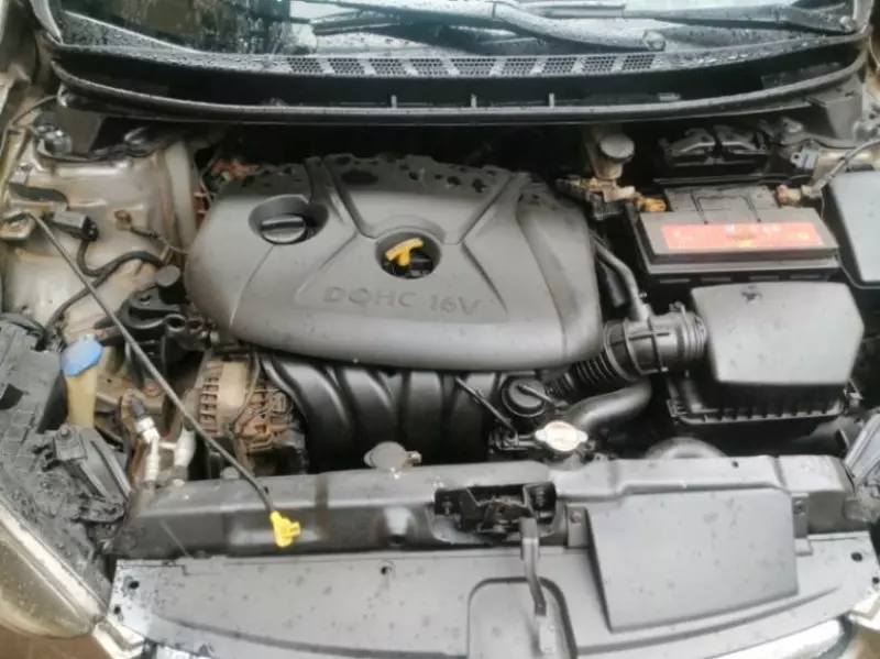 Hyundai Elantra   - 2011