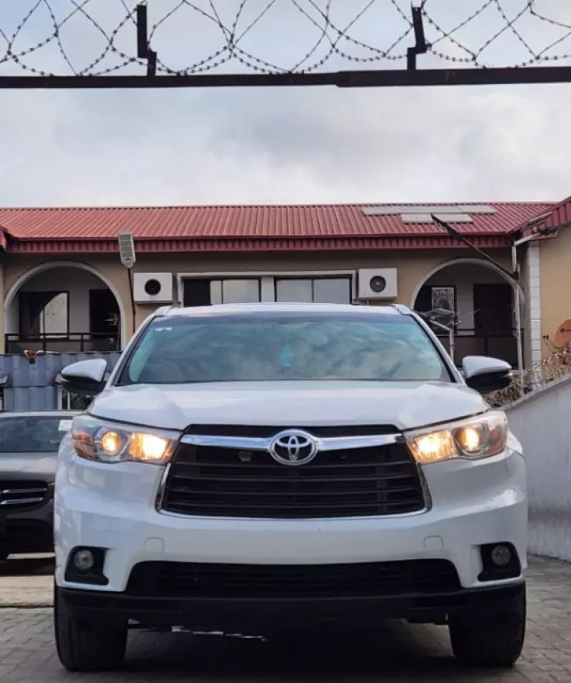 Toyota Highlander   - 2016