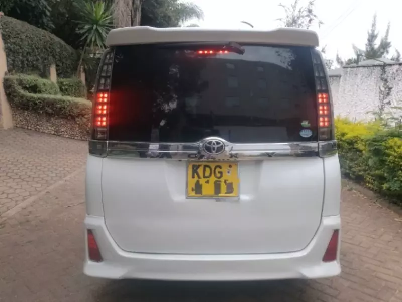 Toyota Voxy    - 2014