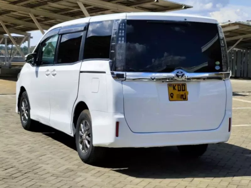 Toyota Voxy    - 2013