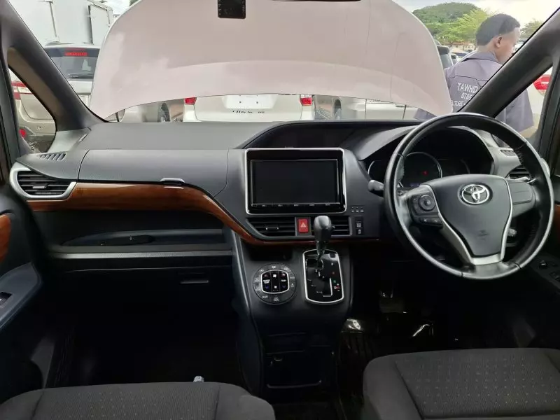 Toyota Noah   - 2016