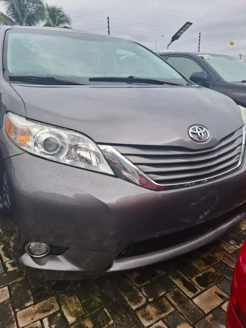 Toyota Sienna   - 2012