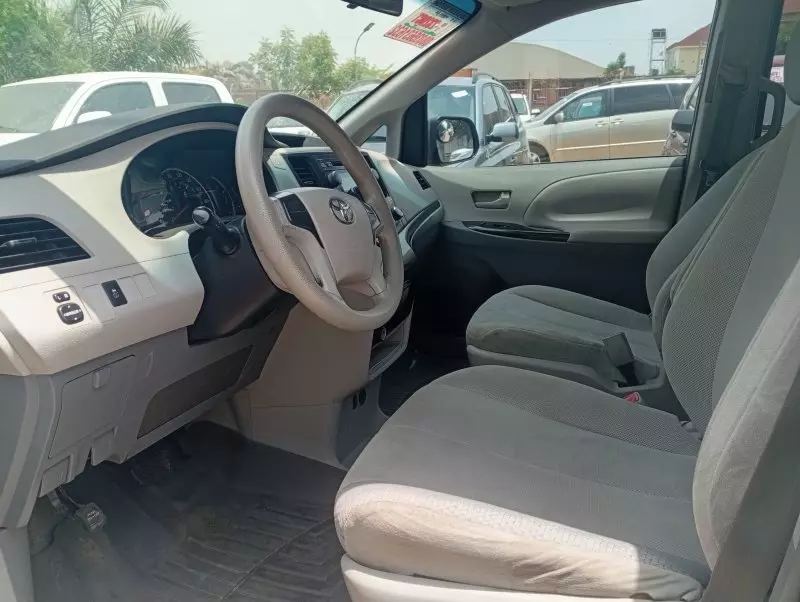 Toyota Sienna   - 2011