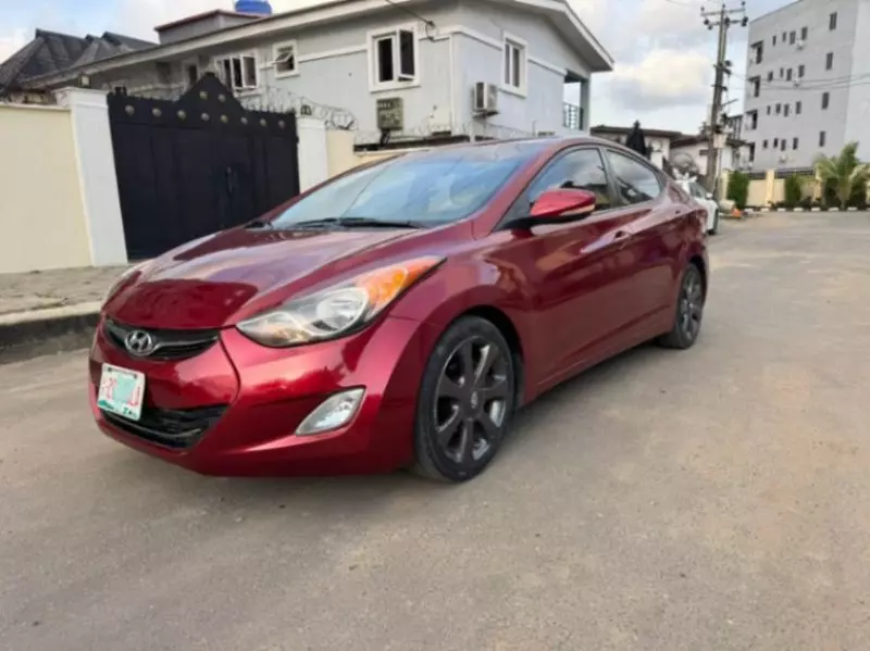 Hyundai Elantra   - 2011