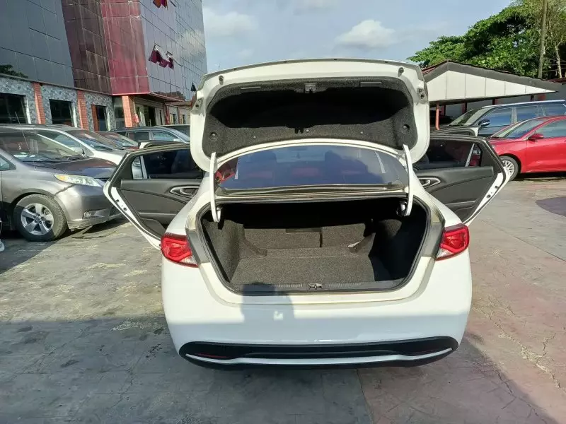 Chrysler 200   -