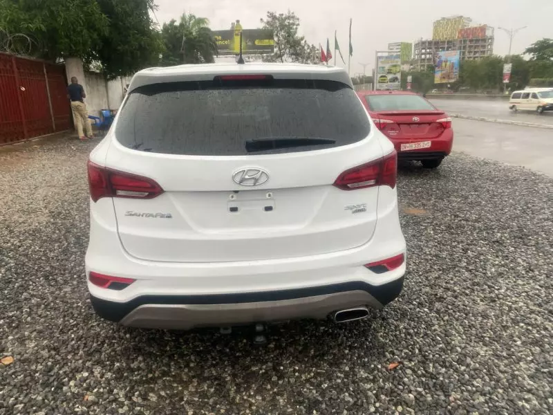 Hyundai Santa Fe   - 2018